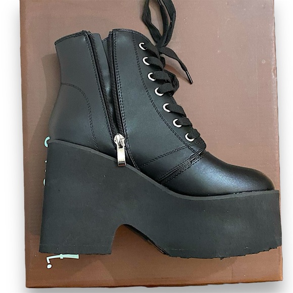 Wingless Platform Combat Boots - Picture 5 of 7